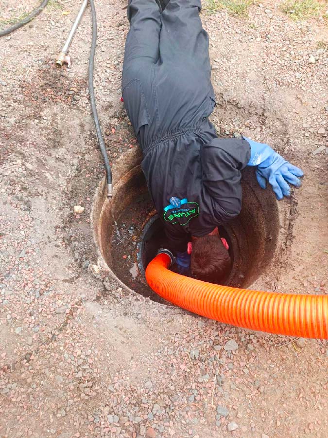 Nettoyage-d'une-cuve-à-fioul-domestique-par-le-technicien-d'Atlante-Environnement