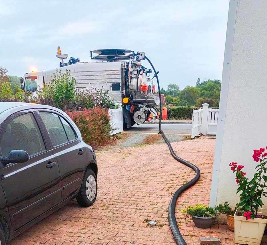 Camion Atlante environnement qui remplit une cuve à fioul